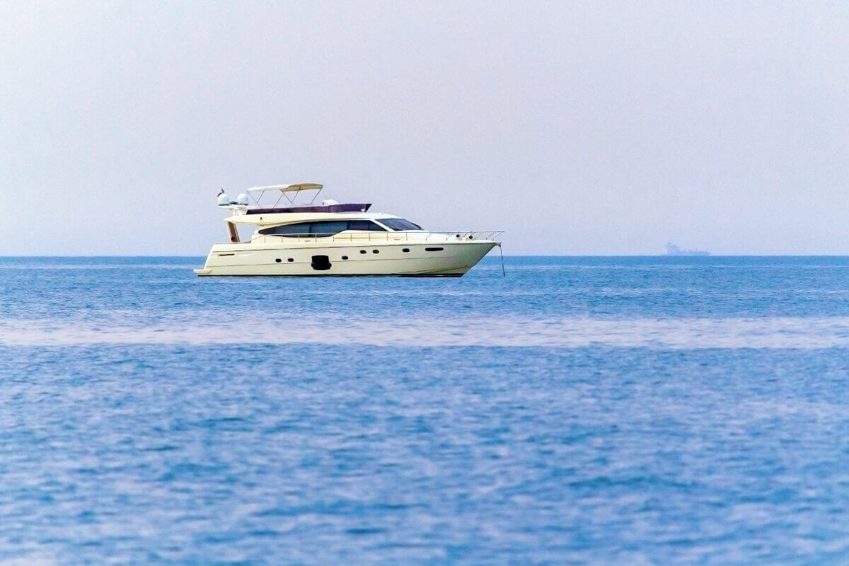 Ferretti 590 SEVENTEEN no mar